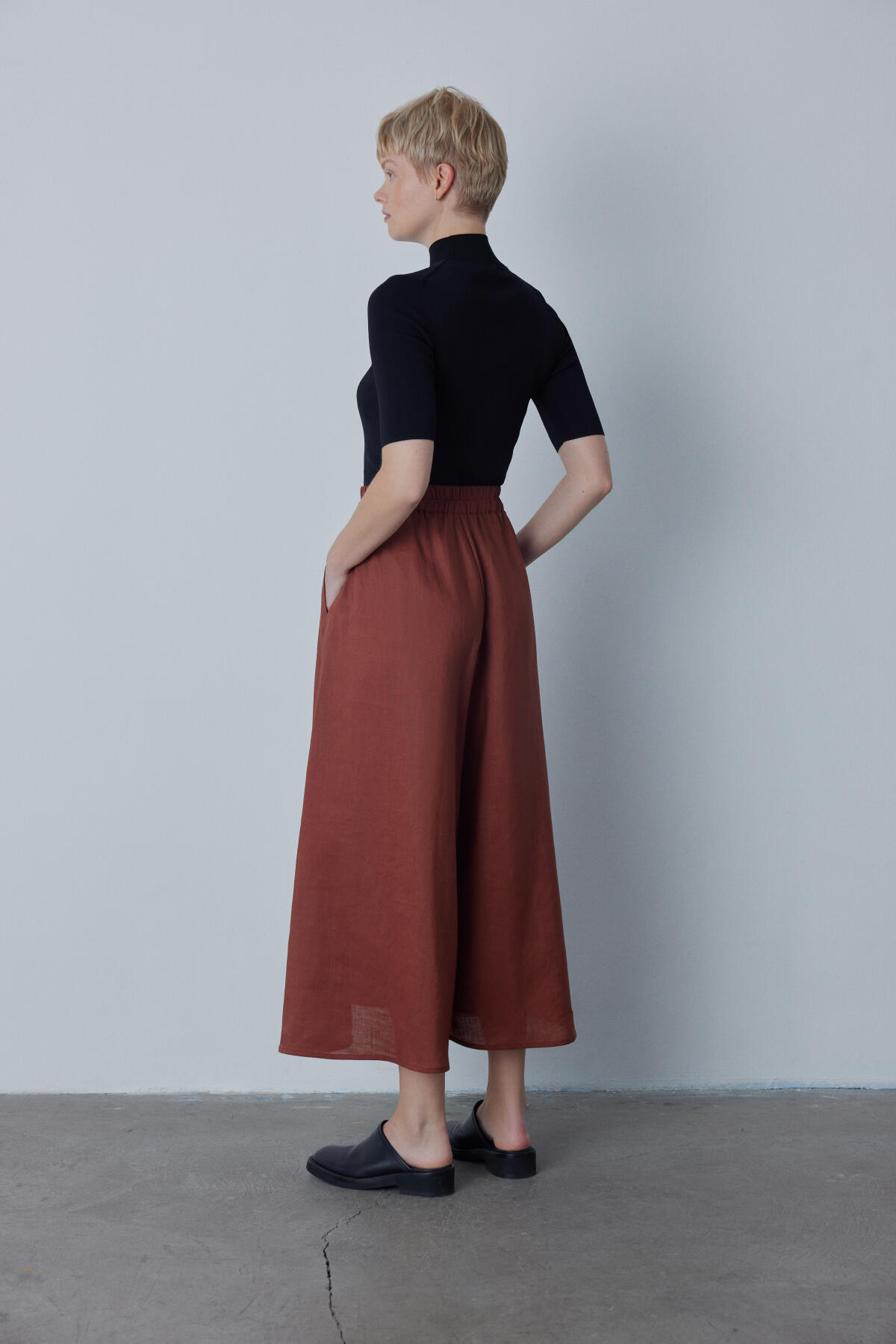 A FORM LINEN TROUSERS